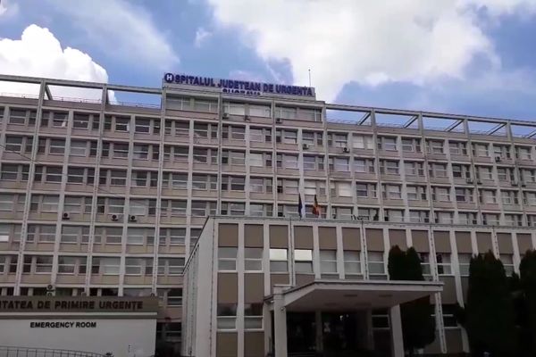 Un copil a ajuns la spital după ce un mal de pământ s-a surpat peste el