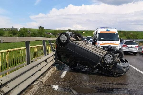 Accident rutier la ieșire din Stroiești spre Ilișești. Un autoturism s-a răsturnat pe carosabil FOTO