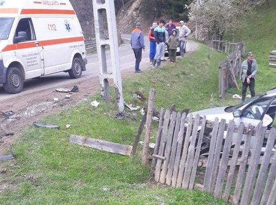 Accident rutier cu patru victime după ce un șofer a intrat cu mașina într-un stâlp de electricitate FOTO