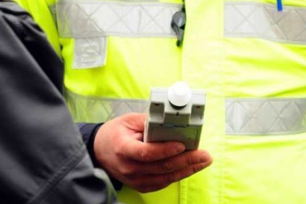 Un șofer beat și cu permisul reținut s-a izbit cu mașina în două motociclete