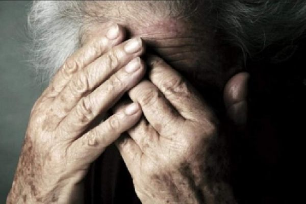 Bătrână de 84 de ani, bătută de propriul fiu