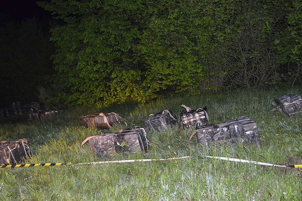 Zece focuri de armă trase de polițiștii de frontieră la Straja, în timp ce urmăreau contrabandiști de țigări