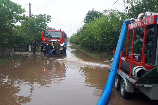 Curți inundate la Rădăuți și Solca