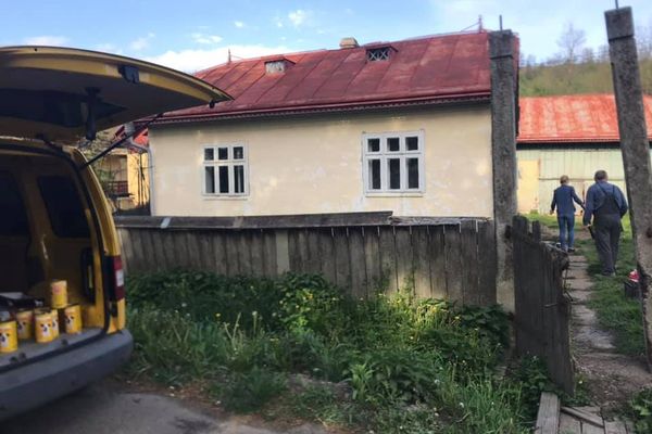 Detalii șocante ies la iveală în cazul femeii găsită în stare gravă în casă, înconjurată de mai mulți câini  FOTO