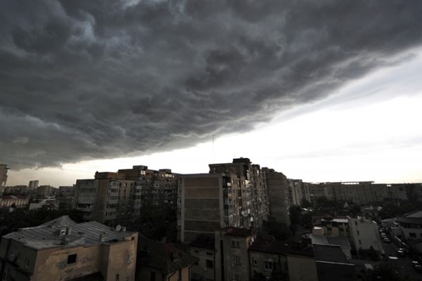 COD ROȘU de furtuni în mai multe localități din județului Suceava