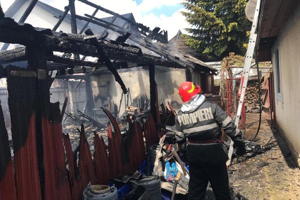 Incendiu violent la o gospodărie din municipiul Fălticeni FOTO