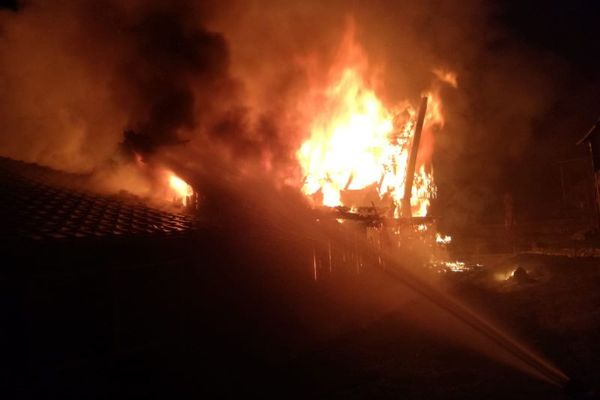 Incendiu la o gospodărie din Cajvana. Pompierii au intervenit cu șase autospeciale