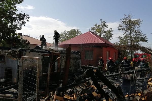 Gospodărie din Stamate, distrusă de un incendiu pornit de la un scurtcircuit FOTO