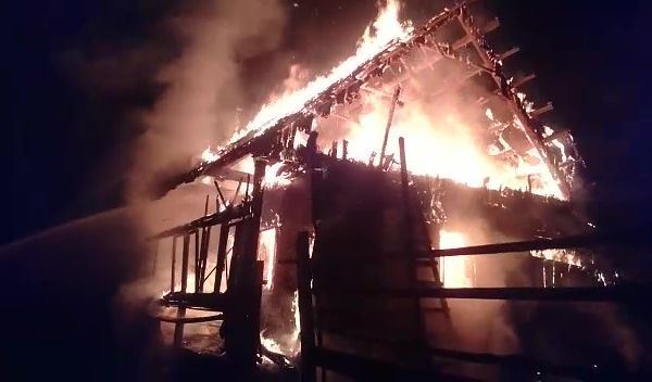Noapte de foc în județul Suceava. Două case au fost cuprinse de flăcări VIDEO