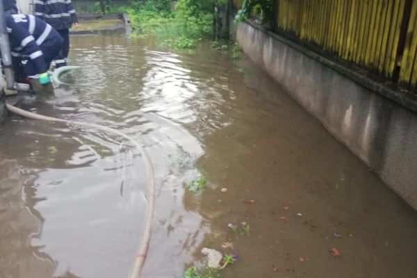 Intervenții ale pompierilor dorneni pentru evacuarea apei din gospodării FOTO
