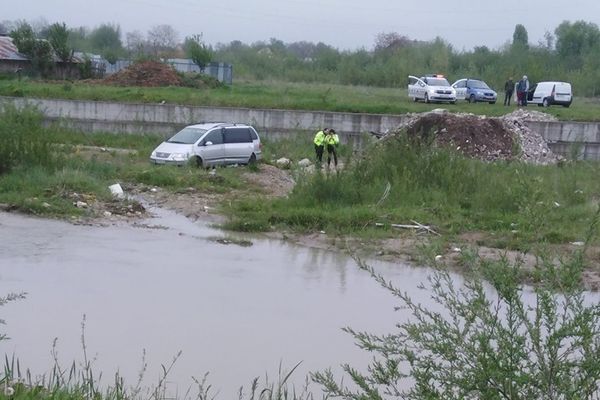 Urmărire ca-n filme la Marginea. Polițiștii au tras cinci focuri de armă după un contrabandist de țigări FOTO