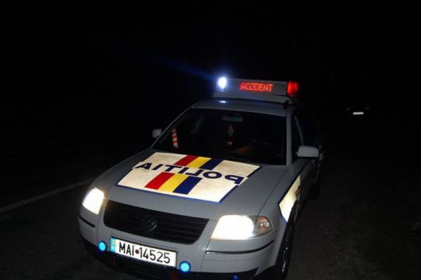Un șofer beat a intrat cu mașina într-un gard