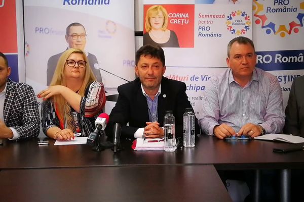 Străzi inundate în Vatra Dornei după o ploaie torențială VIDEO