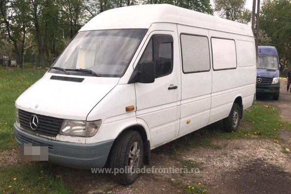 Microbuz furat din Italia, depistat în Vama Siret. Șoferul, cercetat penal