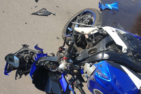 Un tânăr cu poliția pe urme a intrat cu motocicleta în șanț