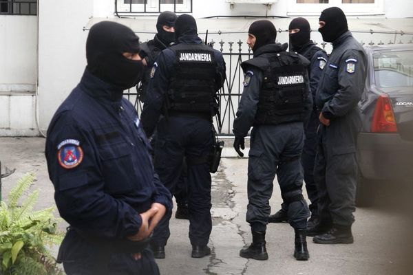 Opt traficanți de țigări reținuți de procurorii DIICOT Suceava