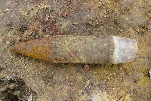 Proiectil din al Doilea Război Mondial găsit în podul unui cămin cultural