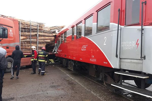 Accident cu patru victime după ce un tir încărcat cu cherestea a fost acroșat de tren, la Dornești FOTO
