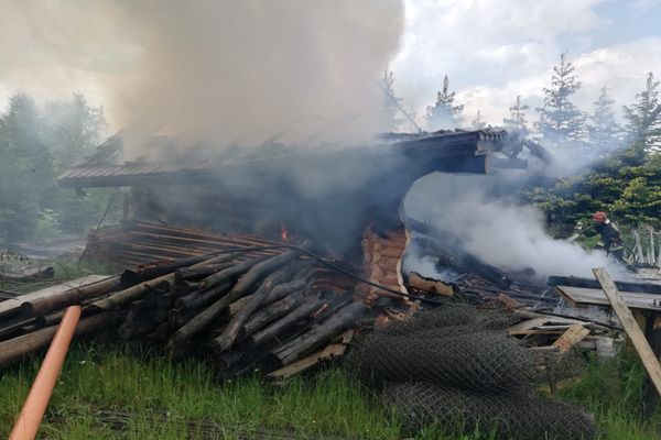 Incendiu provocat de trăsnet, într-o gospodărie din Horodnic de Sus FOTO