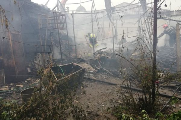 Un scurtcircuit a produs un incendiu la o gospodărie din Fălticeni FOTO