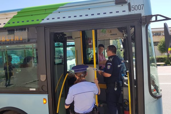Acțiune desfășurată de polițiștii suceveni pentru siguranța transportului copiilor pe perioada vacanței de vară FOTO
