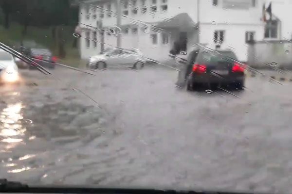 Străzi inundate în municipiul Suceava după ploaia torențială VIDEO