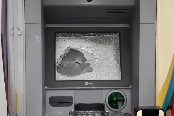 Tânărul care a distrus două ATM-uri de la o bancă din cartierul Obcini a fost reținut pentru 24 de ore VIDEO