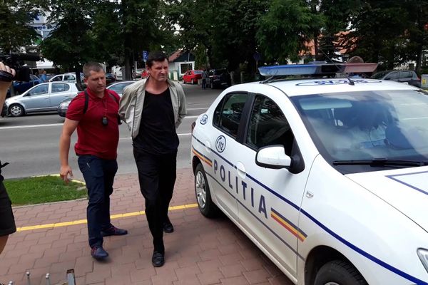 Individul care a aruncat cu pietre în mocăniță și a tăiat cauciucurile mașinilor unor turiști a fost reținut VIDEO