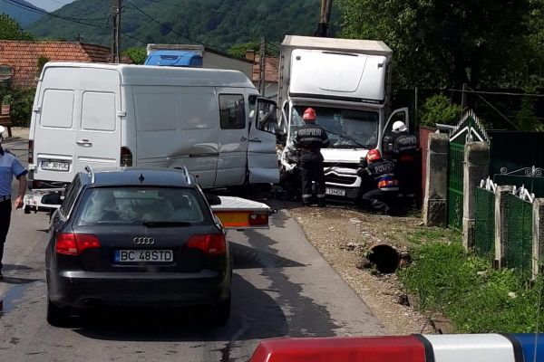 Un șofer din Ipotești s-a urcat beat la volan și a avariat trei autoturisme