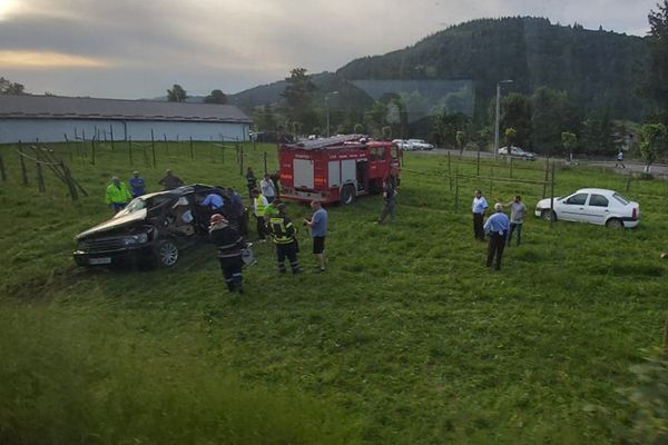 Un șofer a scăpat cu răni ușoare după ce mașina sa a fost acroșată de tren FOTO