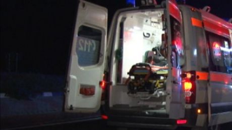 Accident din cauza vitezei, la Vicovu de Jos. Un tânăr a lovit cu mașina o bornă kilometrică și un panou publicitar, după care s-a răsturnat pe calea ferată