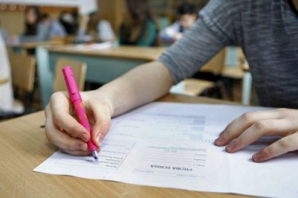 Premii în bani pentru 20 de elevi cu teze perfecte la BAC și Evaluarea Națională