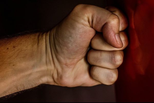 Un adolescent a ajuns la spital după ce a fost bătut de propriul tată