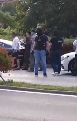 Un bărbat și-a pierdut viața și o femeie a fost rănită după ce microbuzul în care se aflau a intrat într-o casă VIDEO