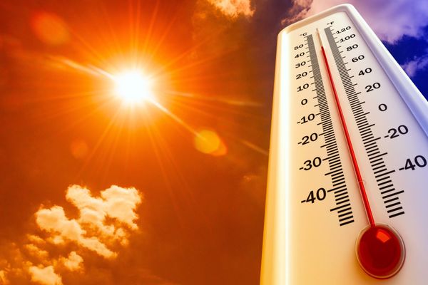 Pregătiți-vă de caniculă! Ce să mâncați, cum să vă îmbrăcați și când aveți voie să ieșiți din casă