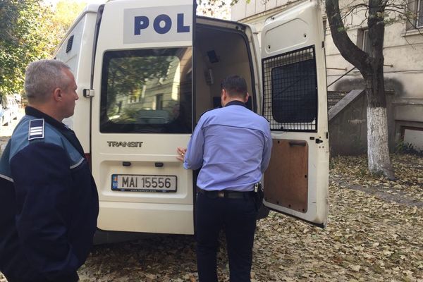 Un individ a fost reținut de polițiști după ce și-a lovit soția în fața copilului minor