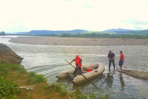 Femeie salvată de pompieri după ce era să se înece în apele râului Siret