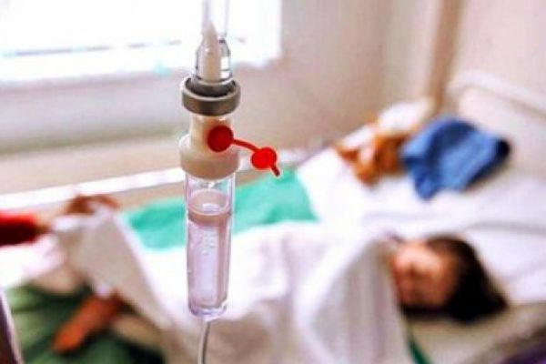 O fetiță de aproape trei ani, lăsată nesupravegheată, accidentată grav de o mașină