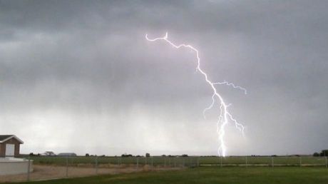 O gospodărie a fost lovită de trăsnet, la Păltinoasa