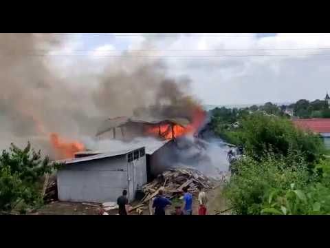VIDEO Gospodărie cuprinsă de un incendiu, la Salcea, din cauza unui scurtcircuit