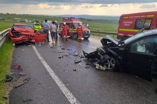 Accident cu două victime după ce un autoturism a intrat pe contrasens FOTO