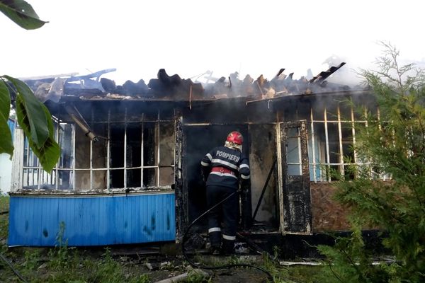 Incendiu de proporții în Bălcăuți. Un bărbat de 38 de ani a murit carbonizat VIDEO