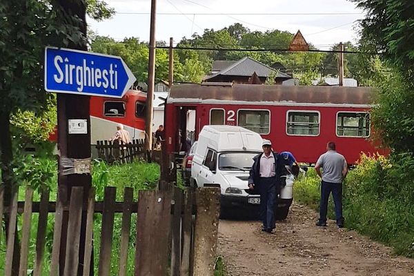 Locomotiva trenului Suceava-Cacica a deraiat din cauza unei viituri care a afectat calea ferată
