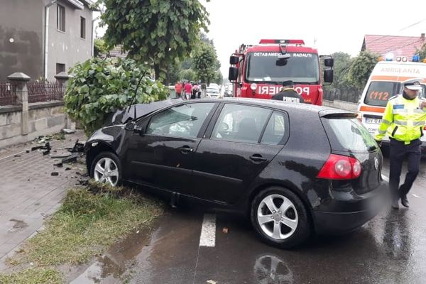 Viteză pe ploaie torențială. Un șofer a intrat cu mașina într-un arbore FOTO
