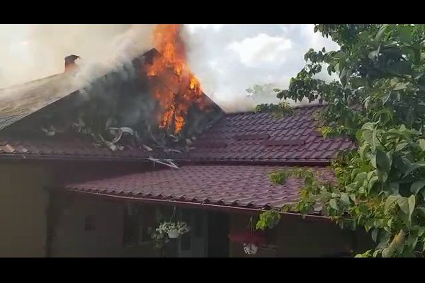 VIDEO Casă incendiată de copii care s-au jucat cu focul, la Petia