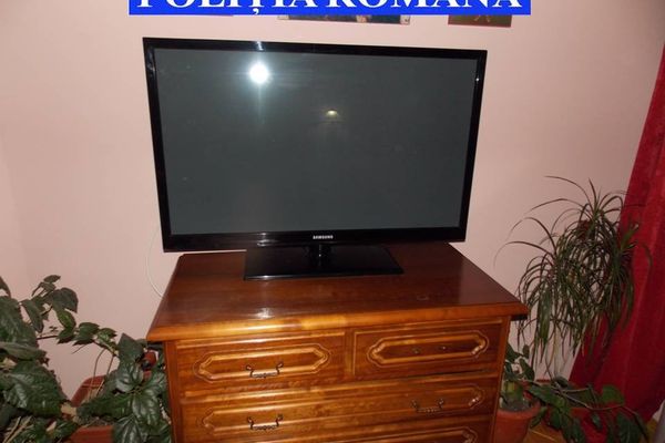 Casa unui bărbat plecat la muncă în străinătate, călcată de hoți