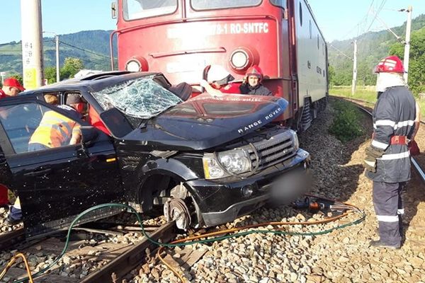 Mașină lovită de trenul Iași-Timișoara, la Câmpulung Moldovenesc FOTO