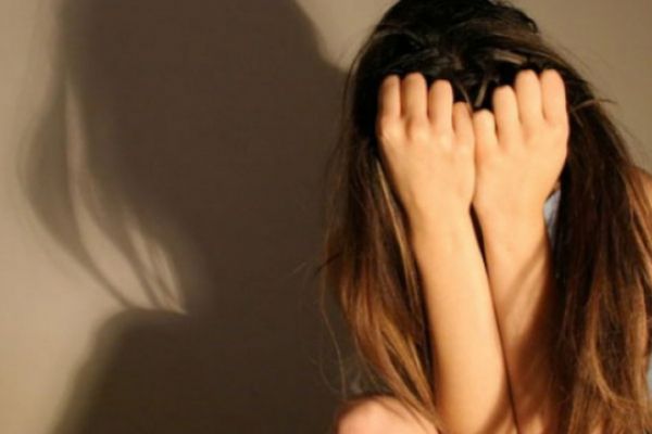 Un tânăr a fost arestat, după ce a violat o adolescentă pe un drum forestier