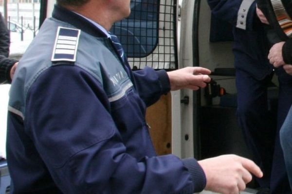 Urmărit național, prins de polițiștii suceveni după ce a spart un autoturism
