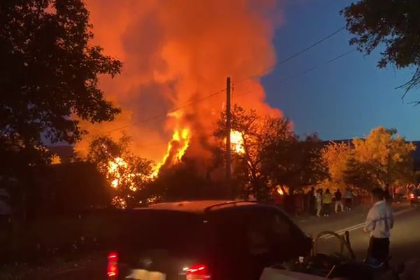 Incendiu de proporții în Cacica. O gospodărie a fost cuprinsă de flăcări VIDEO